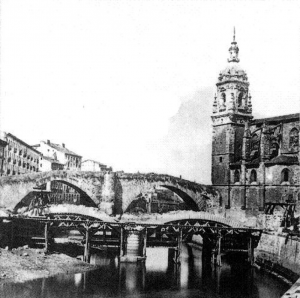Figura 7. Puente de San Antón viejo en pie y el nuevo en ejecución.
